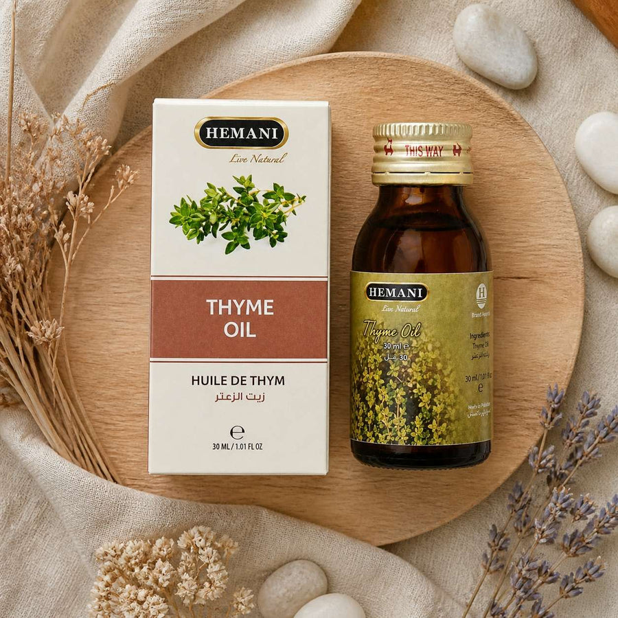 Huile de Thym 30ml Hemani Naturel – composition flat lay avec éléments naturels, vue du dessus