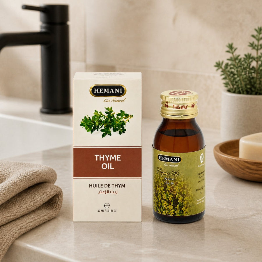 Huile de Thym 30ml Hemani Naturel – présentation du produit dans une salle de bain lumineuse et naturelle