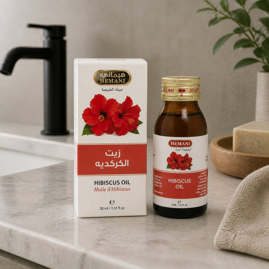 Huile d'Hibiscus 30mL 100% Naturelle Hemani – présentation du produit dans une salle de bain lumineuse et naturelle