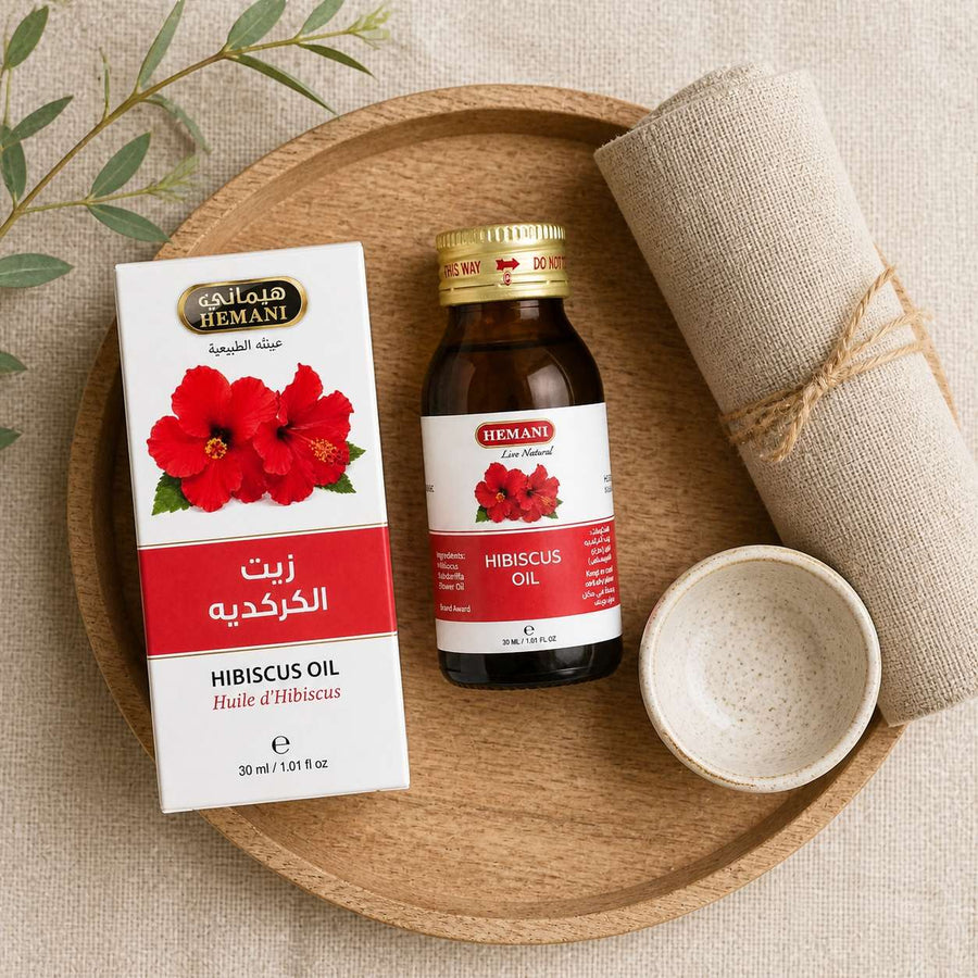 Huile d'Hibiscus 30mL 100% Naturelle Hemani – rituel d'utilisation vu du dessus, ambiance naturelle zen