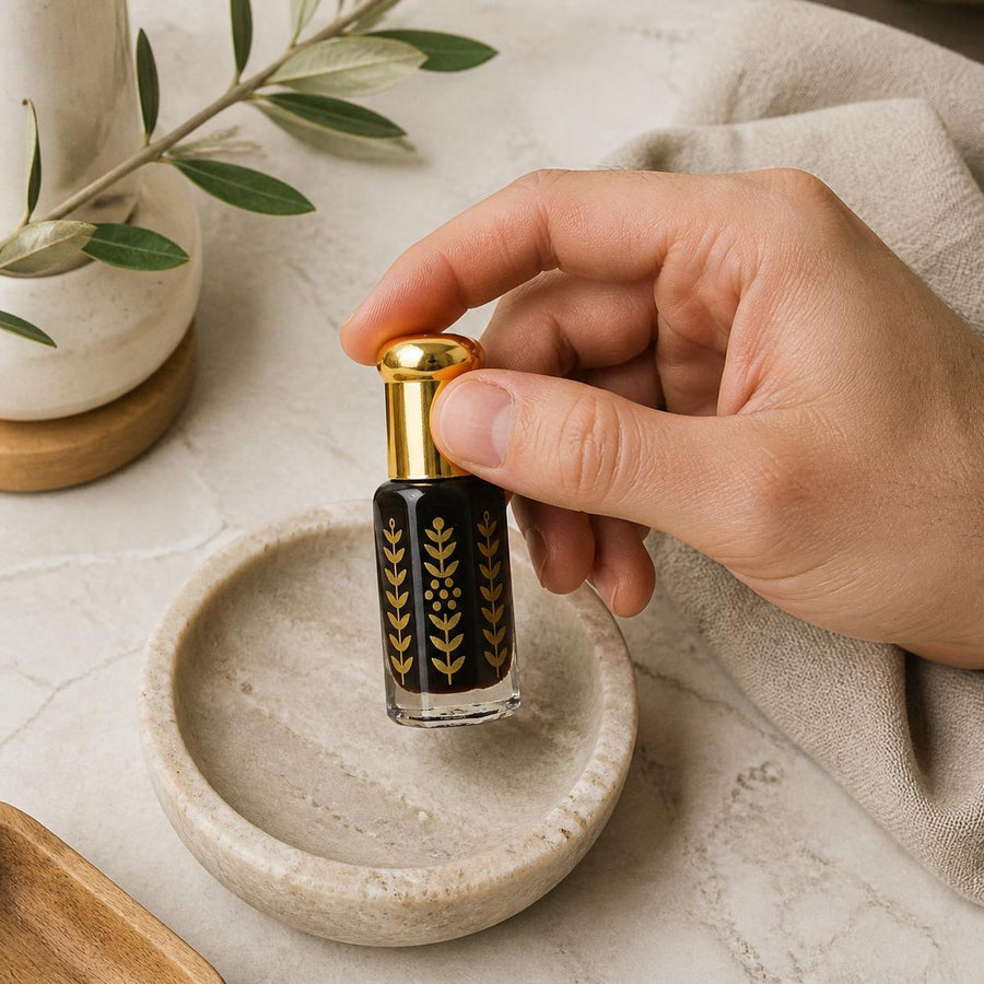 Huile essentielle de Musc Noir Black Musk 3 mL + Applicateur – application en situation réelle, geste de soin quotidien