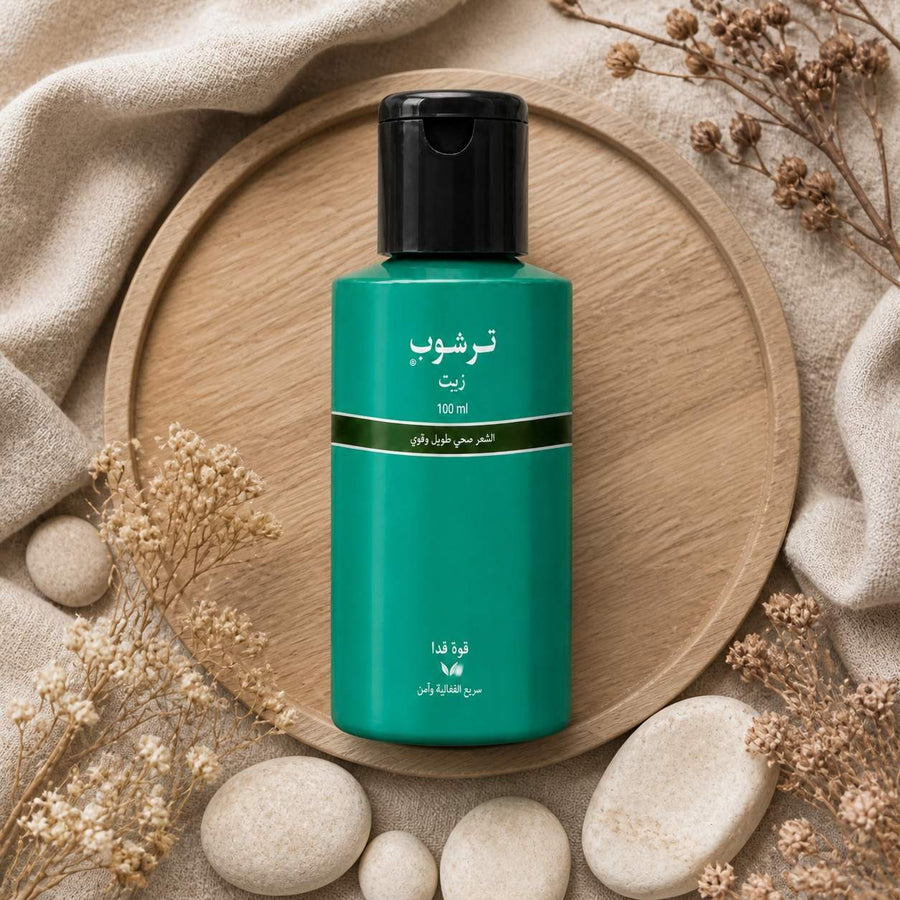 Huile Favorise la Pousse des Cheveux Soin Indien Trichup 100mL – composition flat lay avec éléments naturels, vue du dessus