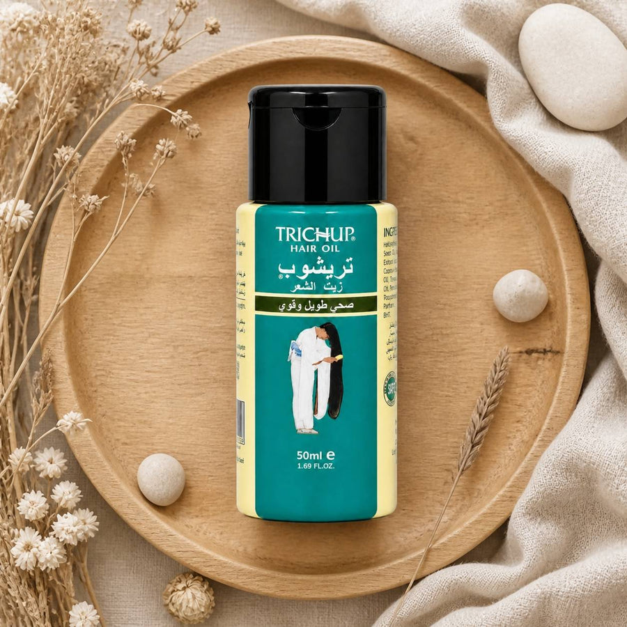 2 Huile Favorise la Pousse des Cheveux Soin Indien Trichup 50mL – composition flat lay avec éléments naturels, vue du dessus