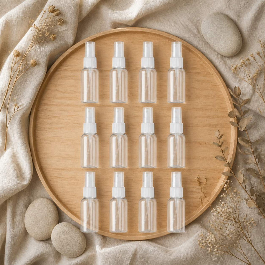 12 Flacons Vaporisateur 30ml Vide Sac Atomiseur de Poche Spray Plastique – composition flat lay avec éléments naturels, vue du dessus