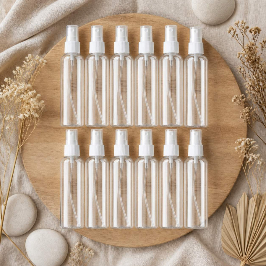 Lot de 12 Flacon Vaporisateur 60ml Vide Sac Atomiseur de Poche Spray Plastique – composition flat lay avec éléments naturels, vue du dessus