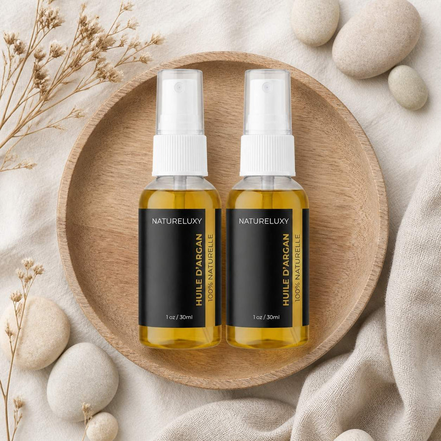 Lot 2× Huile d’Argan 30 ml Spray – Soin visage, corps & cheveux (Origine Maroc) – composition flat lay avec éléments naturels, vue du dessus