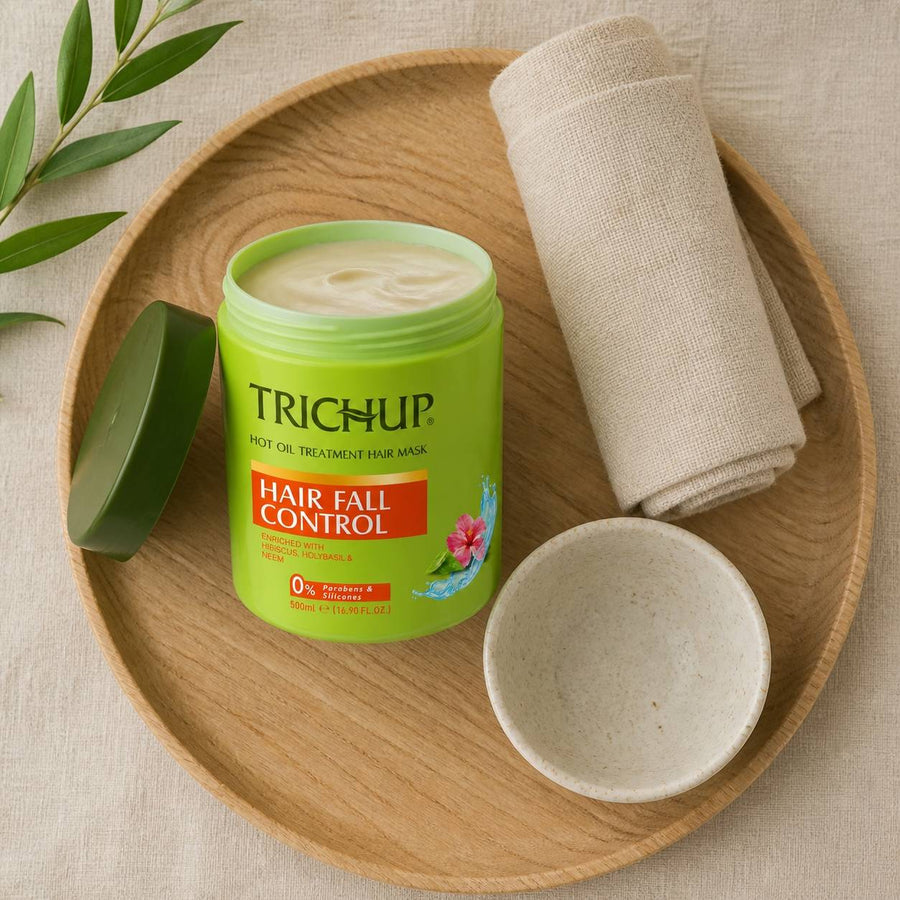 Masque Capillaire Anti-chute 500mL Trichup – rituel d'utilisation vu du dessus, ambiance naturelle zen