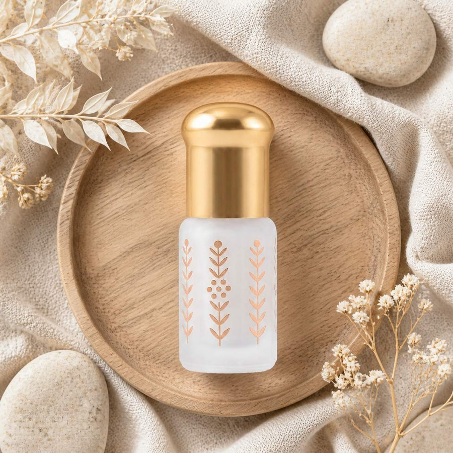 Musc Tahara Ambre 3 mL - Musc Blanc Parfumé – composition flat lay avec éléments naturels, vue du dessus