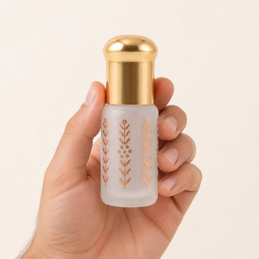 Musc Tahara Ambre 3 mL - Musc Blanc Parfumé – taille et contenance réelles du produit en main