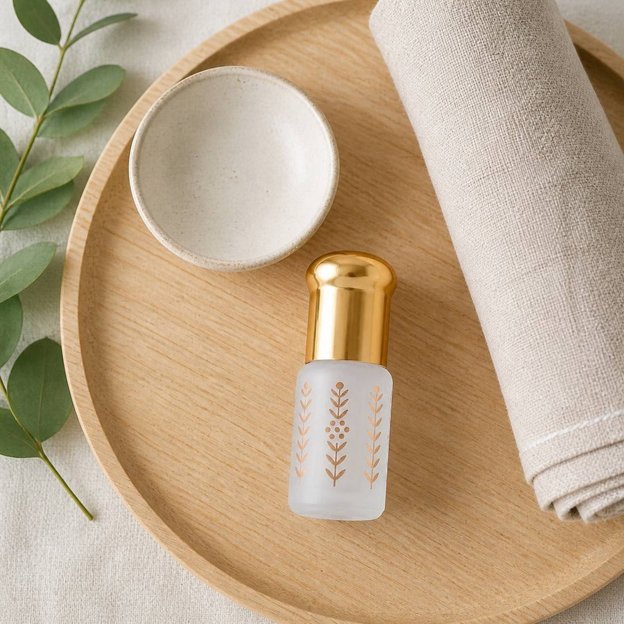 Musc Tahara Ambre 3 mL - Musc Blanc Parfumé – rituel d'utilisation vu du dessus, ambiance naturelle zen