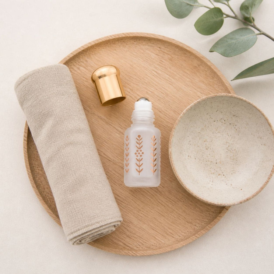 Musc Tahara Barbe à Papa 3 mL - Musc Blanc Parfumé – rituel d'utilisation vu du dessus, ambiance naturelle zen