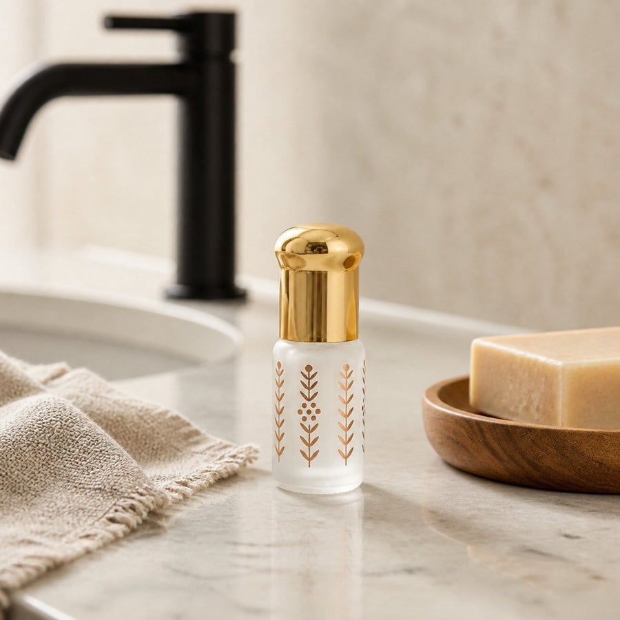 Musc Tahara Coco 3 mL - Musc Blanc Parfumé – présentation du produit dans une salle de bain lumineuse et naturelle