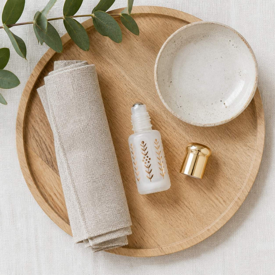Musc Tahara Coco 3 mL - Musc Blanc Parfumé – rituel d'utilisation vu du dessus, ambiance naturelle zen