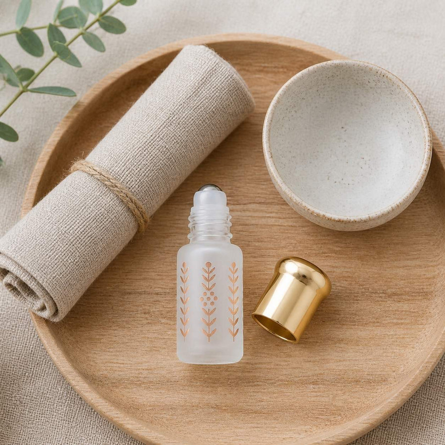 Musc Tahara Mangue 3 mL - Musc Blanc Parfumé – rituel d'utilisation vu du dessus, ambiance naturelle zen