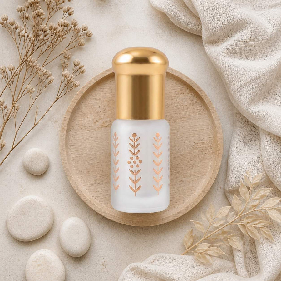 Musc Tahara Oud 3 mL - Musc Blanc Parfumé – composition flat lay avec éléments naturels, vue du dessus