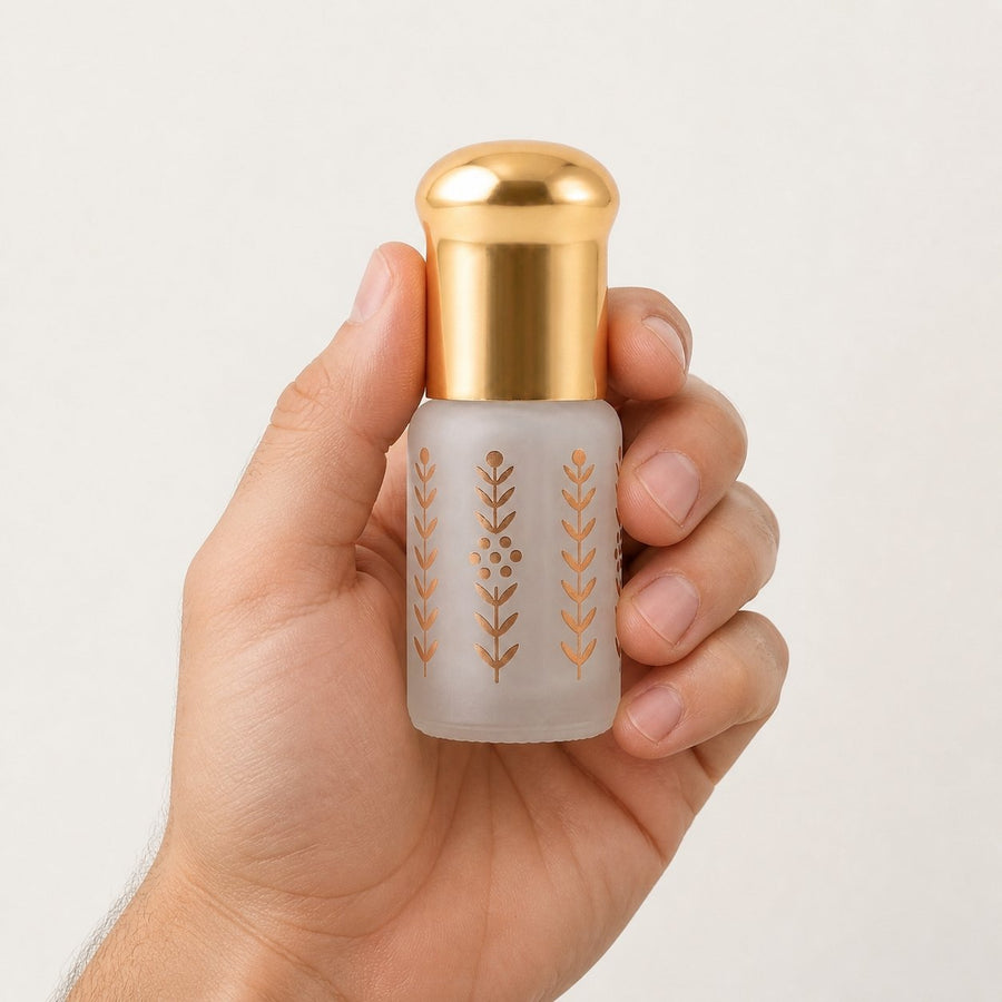 Musc Tahara Oud 3 mL - Musc Blanc Parfumé – taille et contenance réelles du produit en main