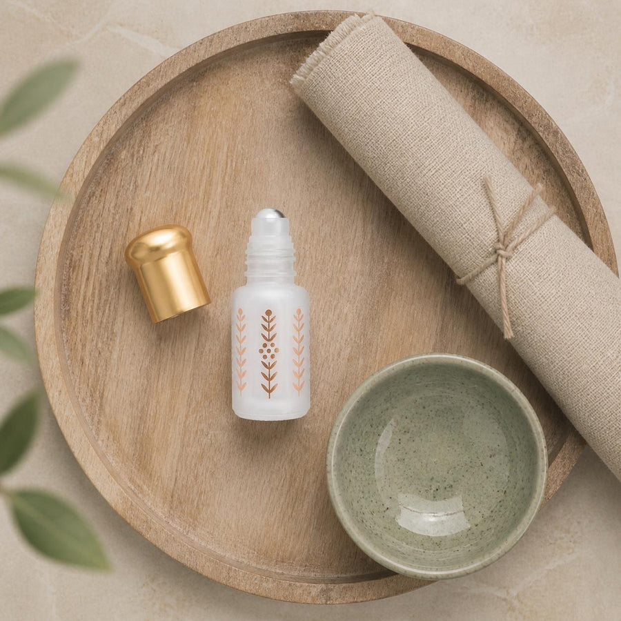 Musc Tahara Oud 3 mL - Musc Blanc Parfumé – rituel d'utilisation vu du dessus, ambiance naturelle zen