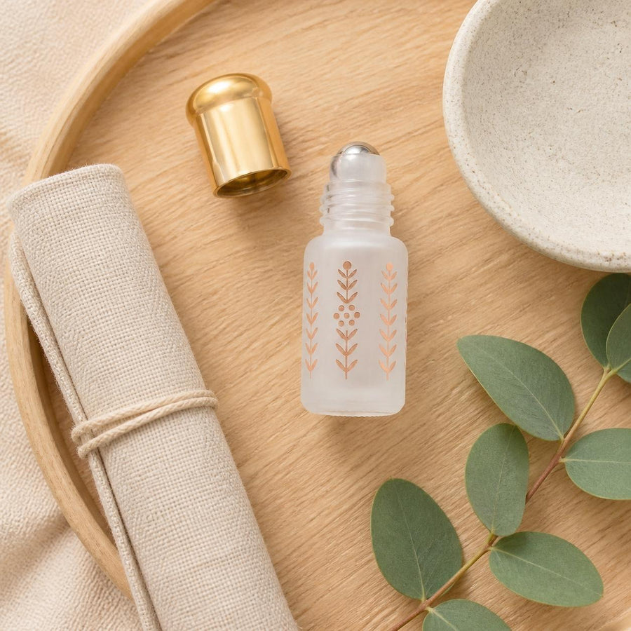 Musc Tahara Pastèque 3 mL - Musc Blanc Parfumé – rituel d'utilisation vu du dessus, ambiance naturelle zen