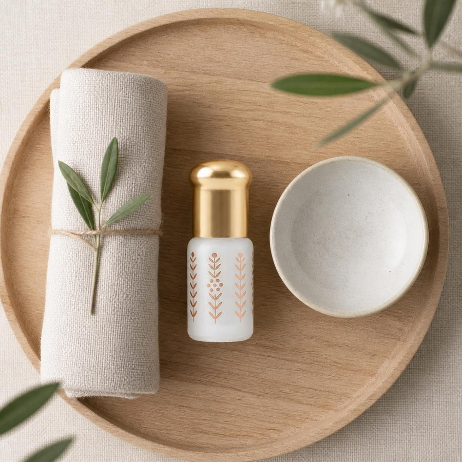 Musc Tahara Thé Vert 3 mL - Musc Blanc Parfumé – rituel d'utilisation vu du dessus, ambiance naturelle zen