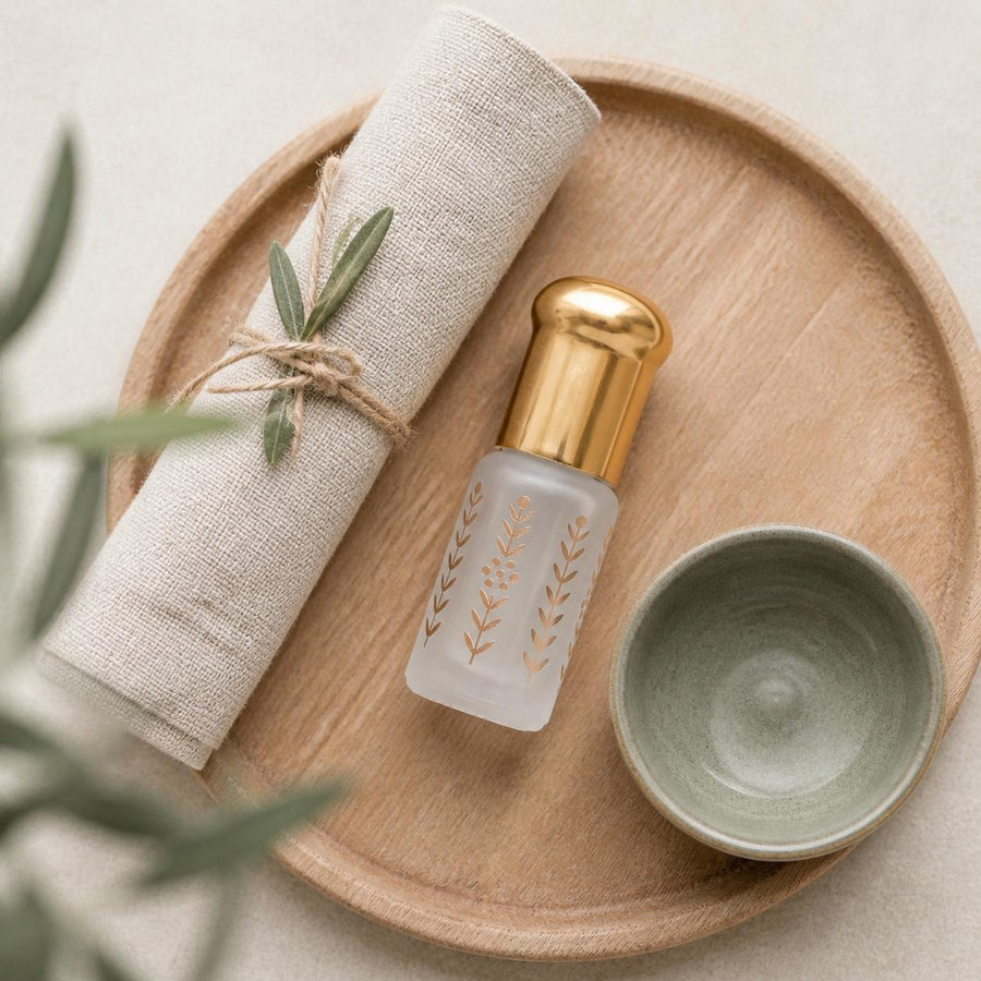 Musc Tahara Vanille 3 mL - Musc Blanc Parfumé – rituel d'utilisation vu du dessus, ambiance naturelle zen