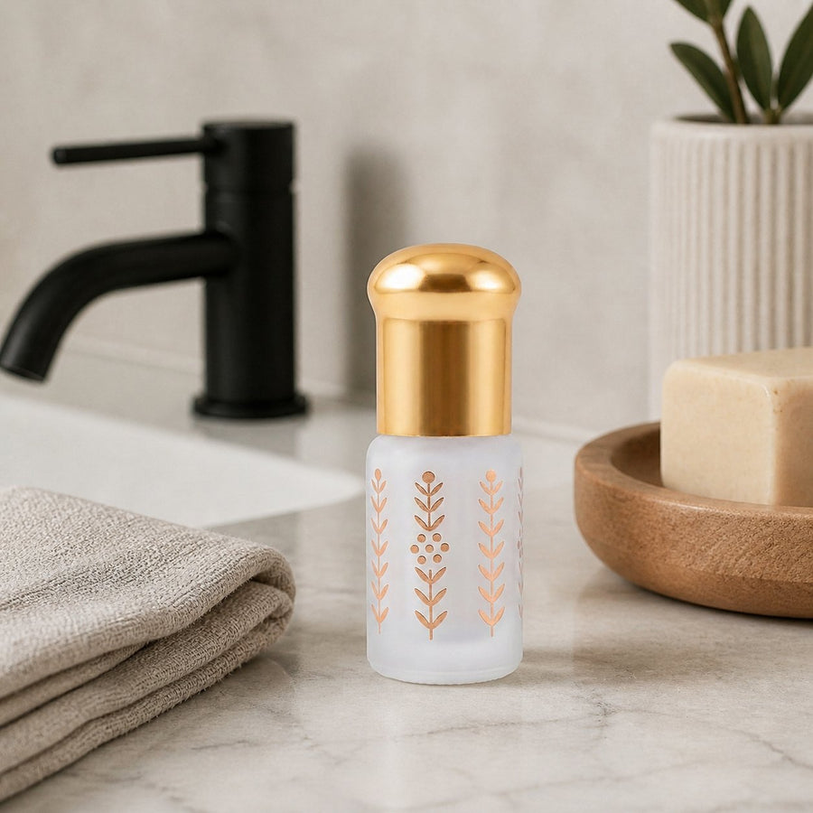 Musc Tahara Blanc 3 mL - Musc Blanc Parfumé – présentation du produit dans une salle de bain lumineuse et naturelle