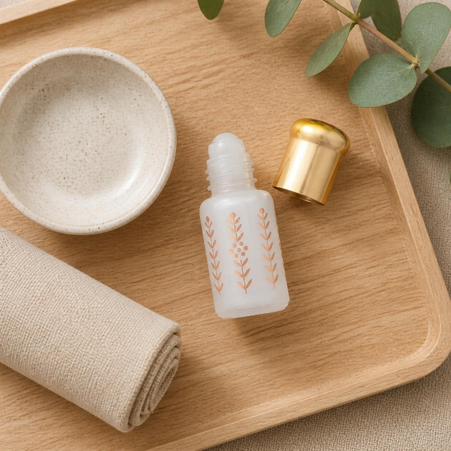 Musc Tahara Blanc 3 mL - Musc Blanc Parfumé – rituel d'utilisation vu du dessus, ambiance naturelle zen