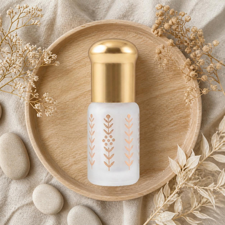 Musc Tahara Blanc Surrati 3 mL - Musc Blanc Parfumé – composition flat lay avec éléments naturels, vue du dessus