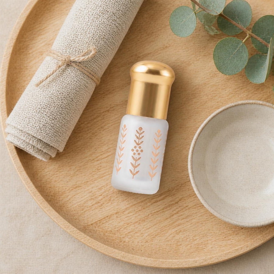 Musc Tahara Blanc Surrati 3 mL - Musc Blanc Parfumé – rituel d'utilisation vu du dessus, ambiance naturelle zen