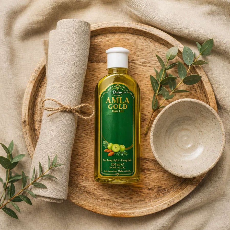 Huile Amla Gold Dabur 200 ml - Huile Capillaire – rituel d'utilisation vu du dessus, ambiance naturelle zen