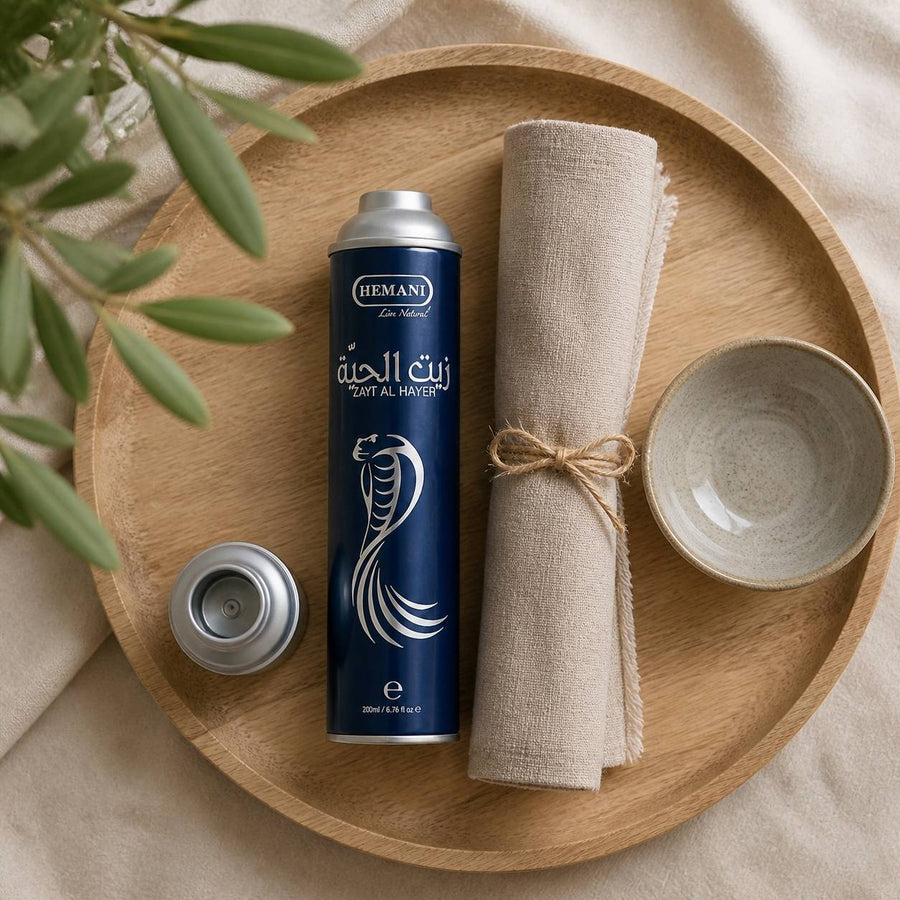 5 Huiles de Serpent Pour la Pousse des Cheveux Zait Al Hayee - Hemani - 250 ml – rituel d'utilisation vu du dessus, ambiance naturelle zen