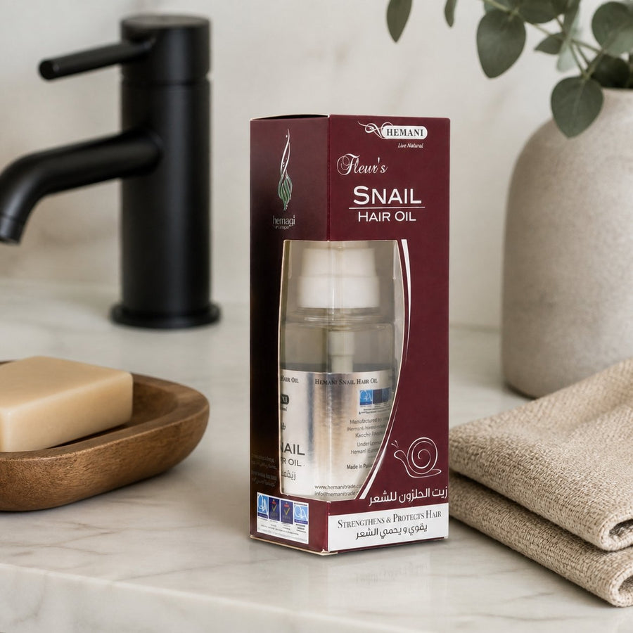 Pack 1 Crème à la bave d'escargot + 1 Huile d'escargot HEMANI 60ml – présentation du produit dans une salle de bain lumineuse et naturelle