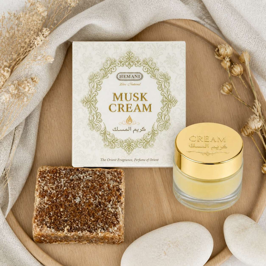 Pack crème musc + 1 carré de musc ambré – parfum solide – composition flat lay avec éléments naturels, vue du dessus