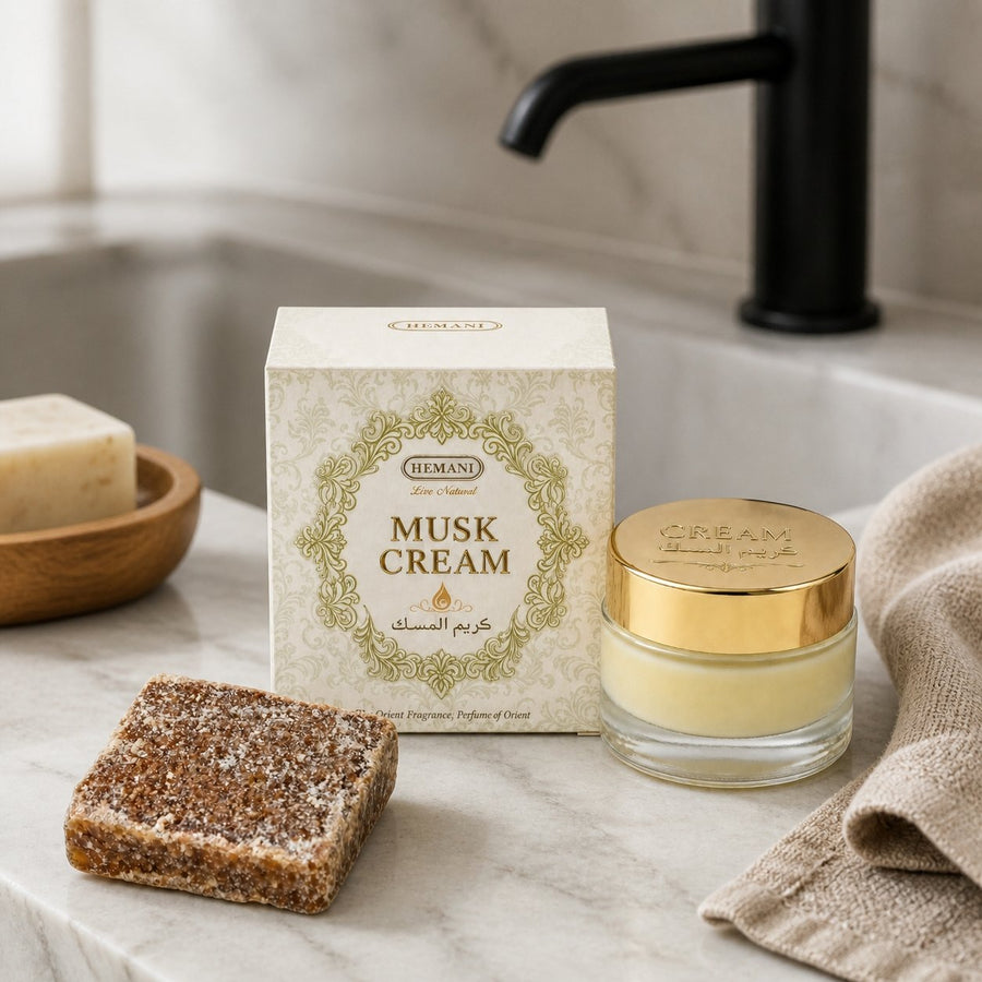 Pack crème musc + 1 carré de musc ambré – parfum solide – présentation du produit dans une salle de bain lumineuse et naturelle
