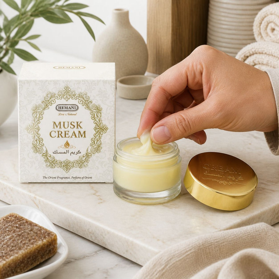 Pack crème musc + 1 carré de musc ambré – parfum solide – application en situation réelle, geste de soin quotidien