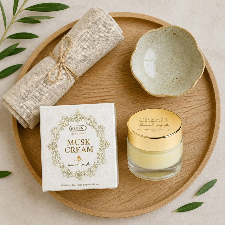 Pack crème musc + 1 carré de musc ambré – parfum solide – rituel d'utilisation vu du dessus, ambiance naturelle zen