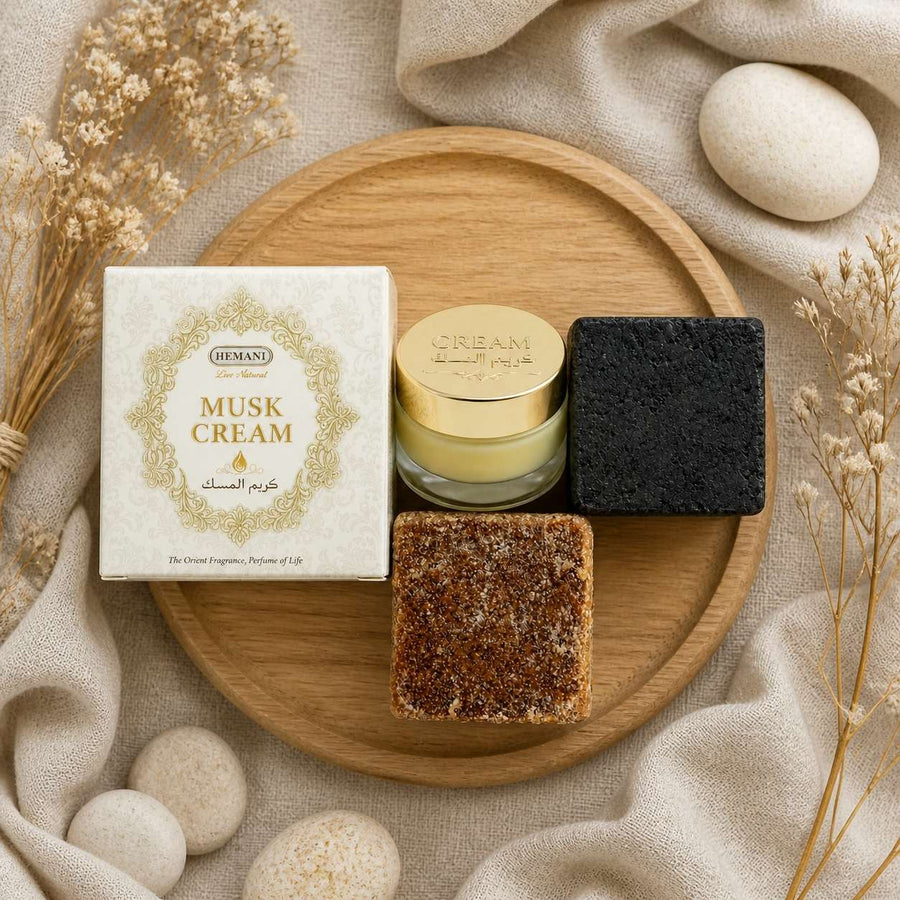 Pack crème musc + 2 carrés de musc ambré et noir – parfum solide – composition flat lay avec éléments naturels, vue du dessus