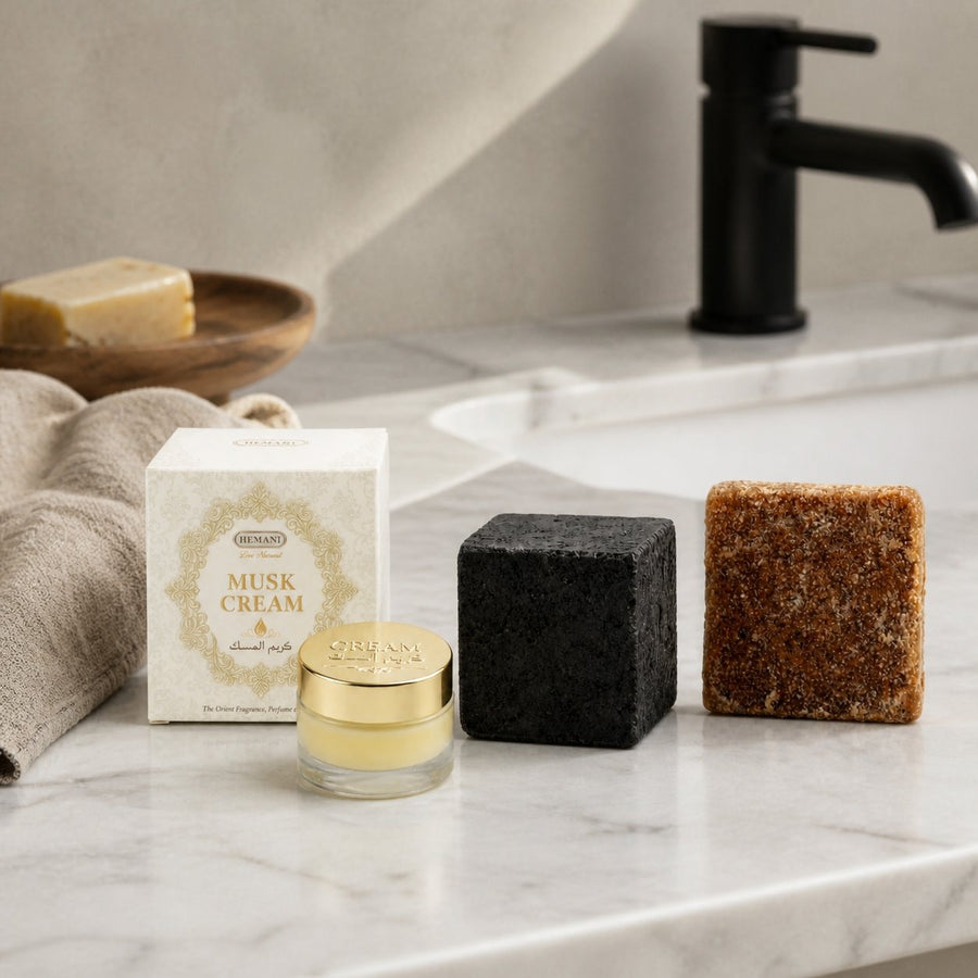 Pack crème musc + 2 carrés de musc ambré et noir – parfum solide – présentation du produit dans une salle de bain lumineuse et naturelle