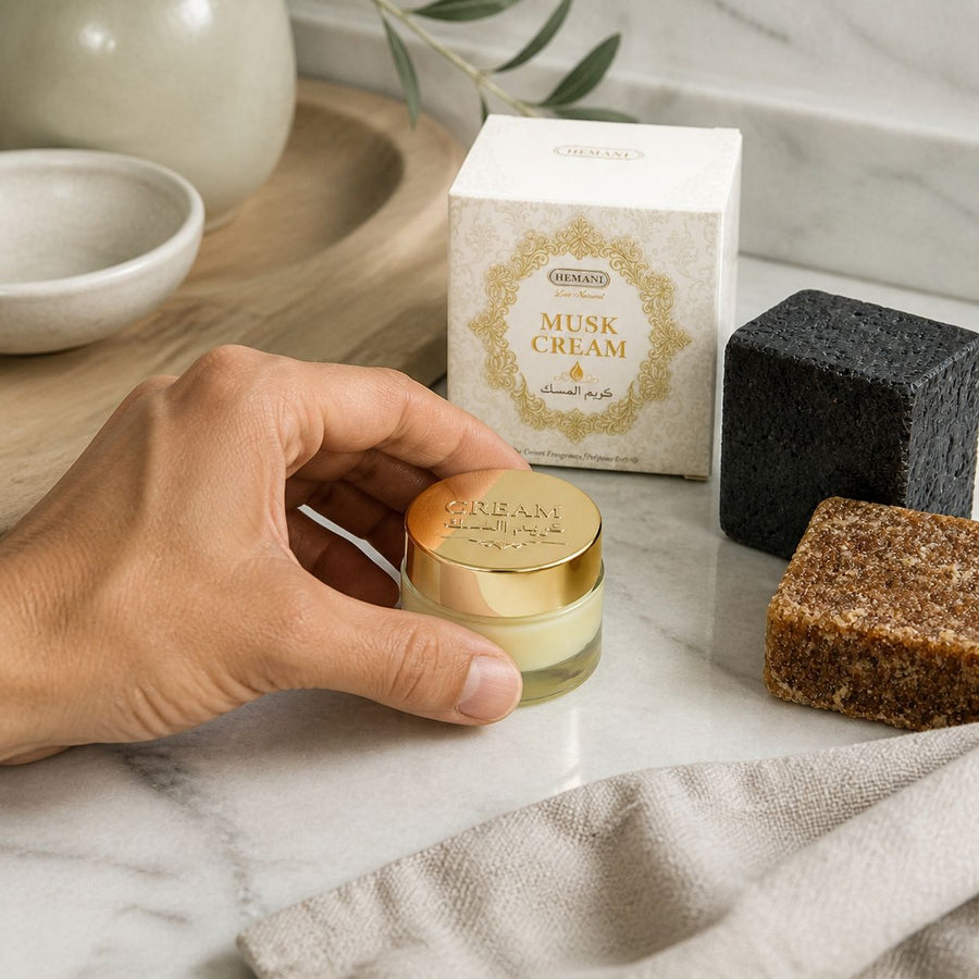 Pack crème musc + 2 carrés de musc ambré et noir – parfum solide – application en situation réelle, geste de soin quotidien