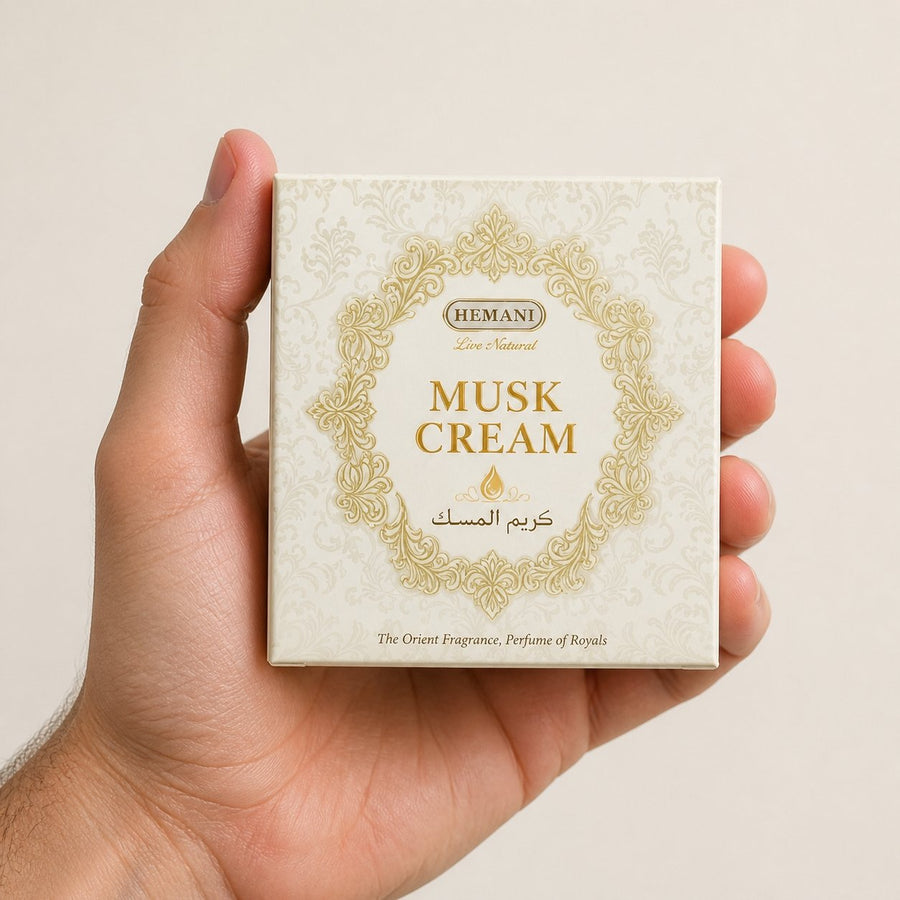 Pack crème musc + 2 carrés de musc ambré et noir – parfum solide – taille et contenance réelles du produit en main