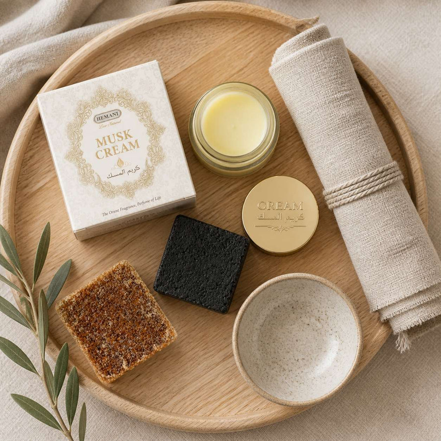 Pack crème musc + 2 carrés de musc ambré et noir – parfum solide – rituel d'utilisation vu du dessus, ambiance naturelle zen