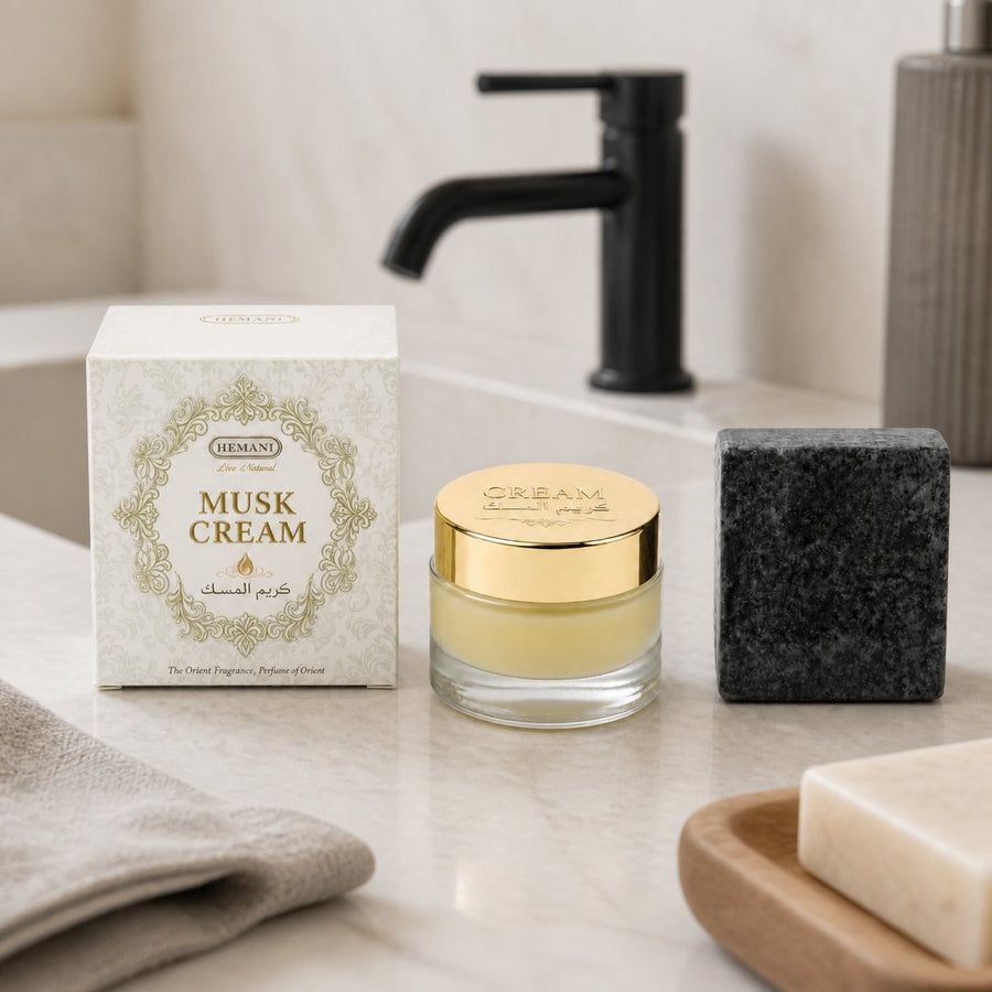 Pack crème musc + 1 carré de musc noir – parfum solide – présentation du produit dans une salle de bain lumineuse et naturelle
