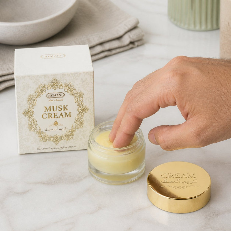 Pack crème musc + 1 carré de musc noir – parfum solide – application en situation réelle, geste de soin quotidien
