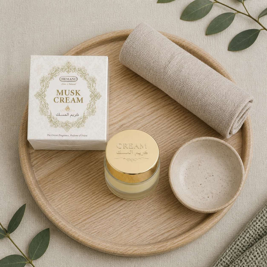 Pack crème musc + 1 carré de musc noir – parfum solide – rituel d'utilisation vu du dessus, ambiance naturelle zen