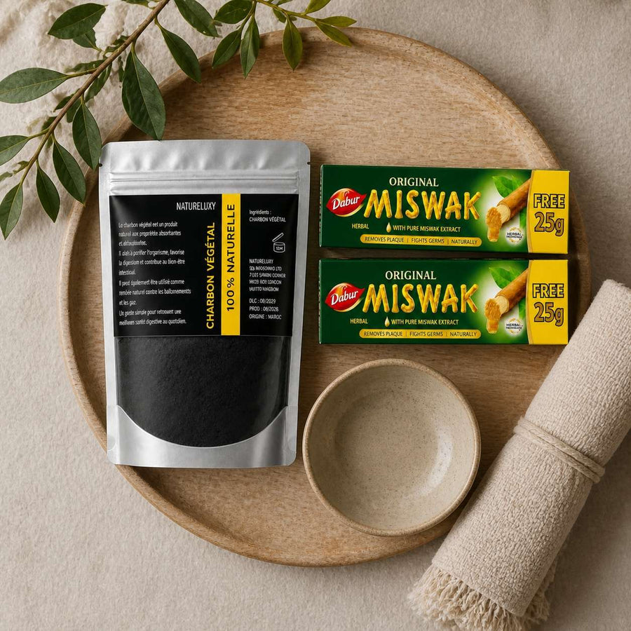 Pack 1 Poudre de Charbon Blanchiment des Dents + 2 Dentifrice Miswak SANS FLUOR – rituel d'utilisation vu du dessus, ambiance naturelle zen