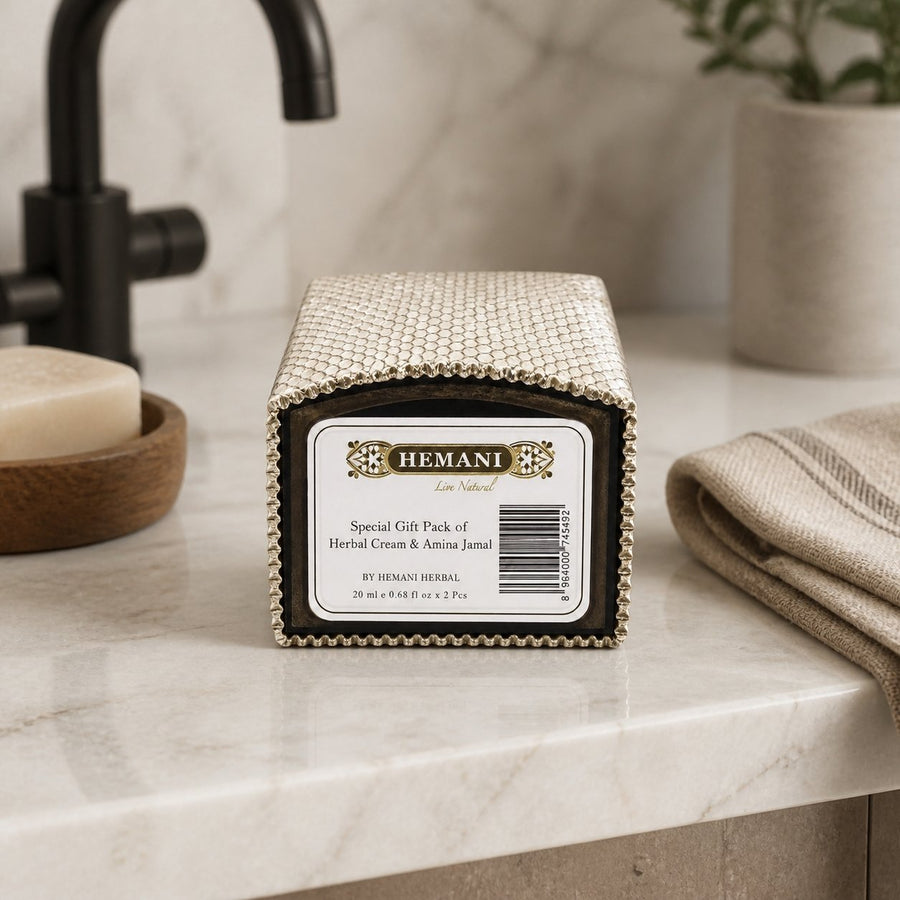 Pack crème musc + 2 carrés de musc ambré Hemani – parfum solide – présentation du produit dans une salle de bain lumineuse et naturelle