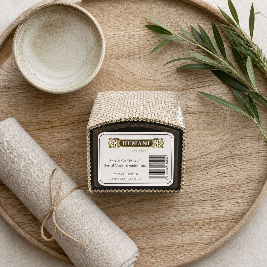 Pack crème musc + 2 carrés de musc ambré Hemani – parfum solide – rituel d'utilisation vu du dessus, ambiance naturelle zen