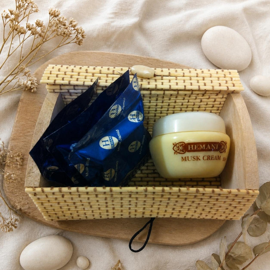 Pack crème musc + 2 carrés de musc blanc jamid Hemani – parfum solide – composition flat lay avec éléments naturels, vue du dessus