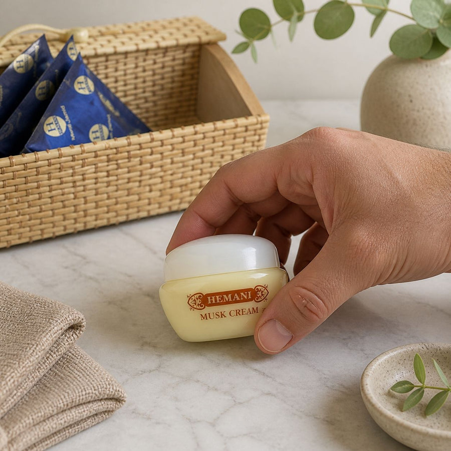 Pack crème musc + 2 carrés de musc blanc jamid Hemani – parfum solide – application en situation réelle, geste de soin quotidien