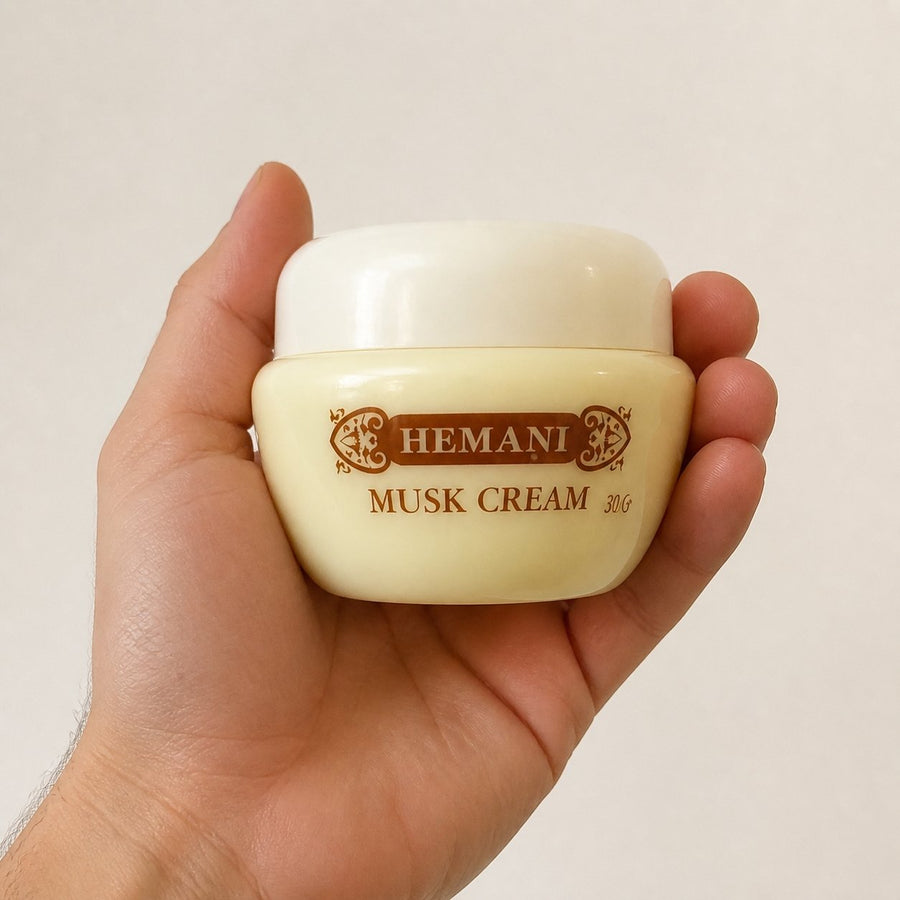 Pack crème musc + 2 carrés de musc blanc jamid Hemani – parfum solide – taille et contenance réelles du produit en main