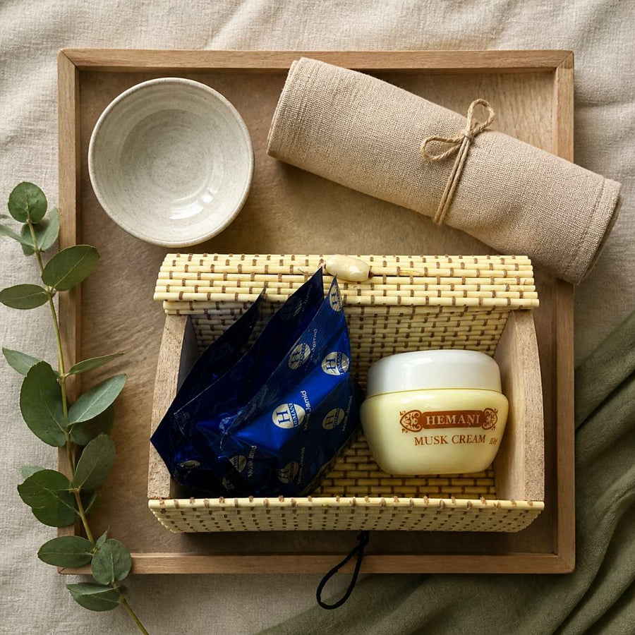 Pack crème musc + 2 carrés de musc blanc jamid Hemani – parfum solide – rituel d'utilisation vu du dessus, ambiance naturelle zen